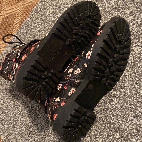 Awesome Boots 10 - Picture 4 of 4